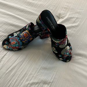 Women’s size 5 open toe mules. Worn only once. Great condition!